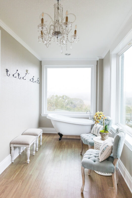 Clawfoot tub in Kendall Point's bridal suite